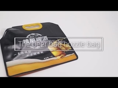 Suporte colorido acima do saco plástico da bebida com parte inferior lisa do malote do bico da folha de alumínio do bico