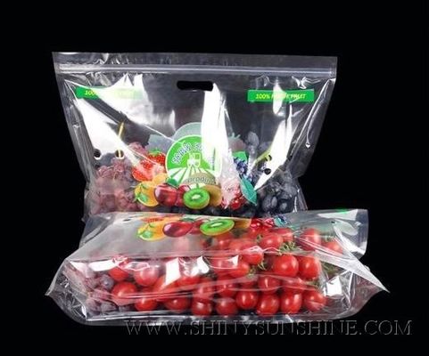 Frutas e legumes claras plásticas do supermercado que empacotam o empacotamento do fruto fresco das uvas do Pe dos Pp